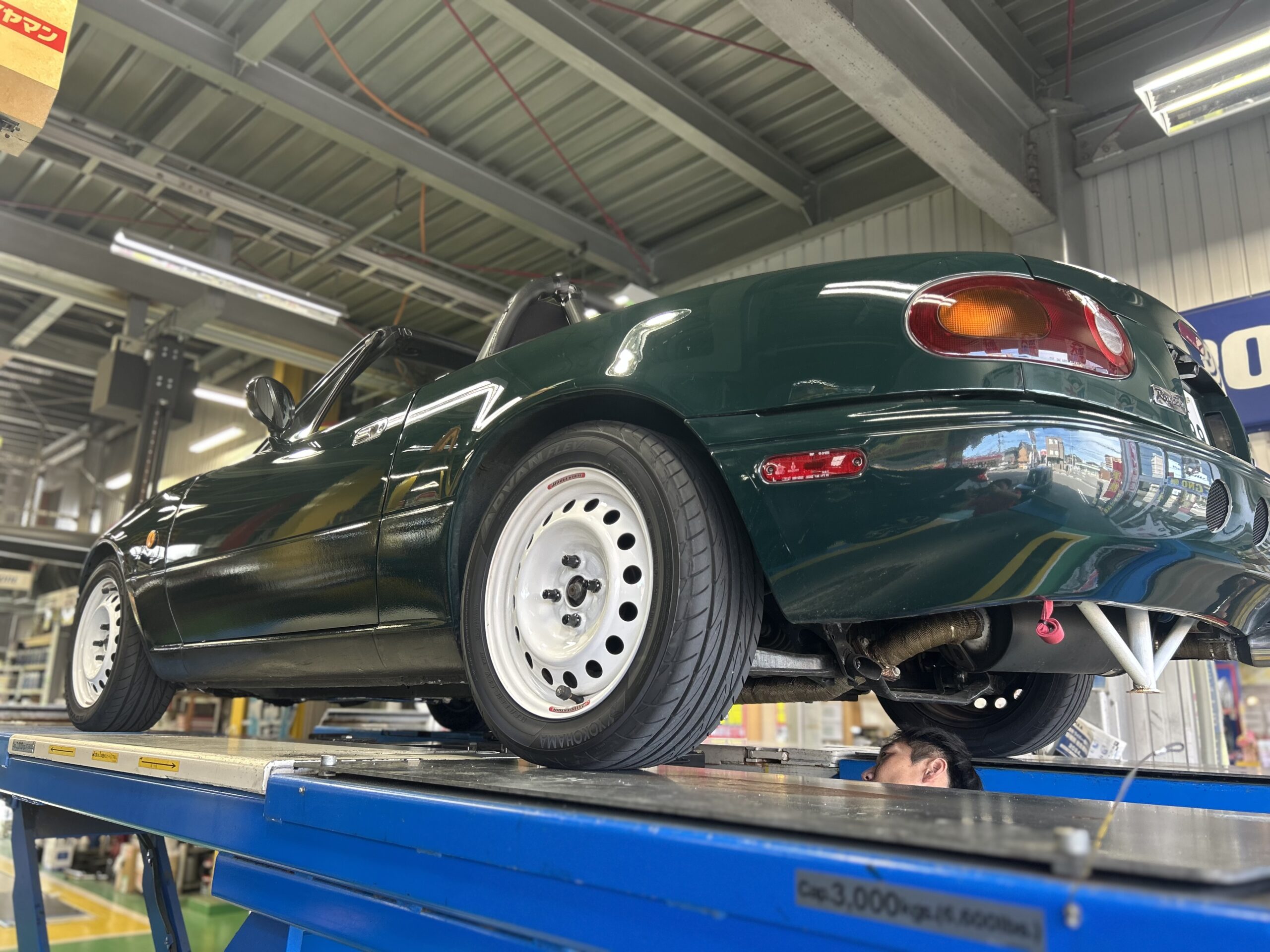 住吉タイヤ 半田市 車検整備リフトアップ・下回り点検の様子