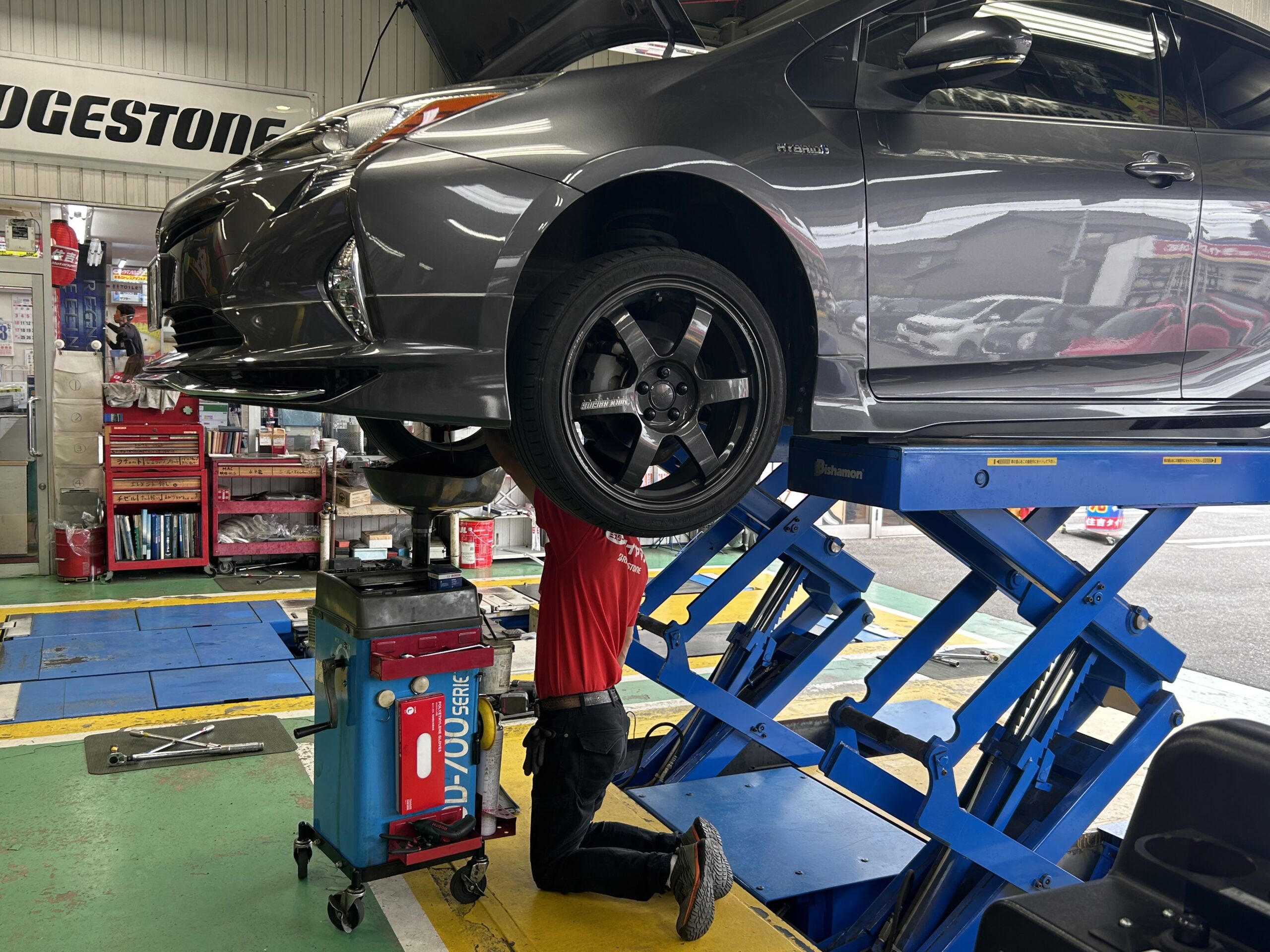 住吉タイヤ 半田市 車検整備のリフトアップ作業風景